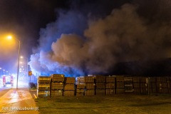 Fot. NewsLubuski.pl, 27.04.2023, pozar na terenie podziemnego parkignu sklepu Castorama w Zielonej Gorze. Plonal sklad materialow budowlanych. W akcji gasniczej ponad 20 zastepow strazy pozarnej!