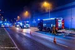 Fot. NewsLubuski.pl, 27.04.2023, pozar na terenie podziemnego parkignu sklepu Castorama w Zielonej Gorze. Plonal sklad materialow budowlanych. W akcji gasniczej ponad 20 zastepow strazy pozarnej!