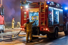 Fot. NewsLubuski.pl, 27.04.2023, pozar na terenie podziemnego parkignu sklepu Castorama w Zielonej Gorze. Plonal sklad materialow budowlanych. W akcji gasniczej ponad 20 zastepow strazy pozarnej!