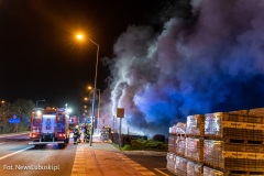 Fot. NewsLubuski.pl, 27.04.2023, pozar na terenie podziemnego parkignu sklepu Castorama w Zielonej Gorze. Plonal sklad materialow budowlanych. W akcji gasniczej ponad 20 zastepow strazy pozarnej!