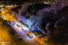 Fot. NewsLubuski.pl, 27.04.2023, pozar na terenie podziemnego parkignu sklepu Castorama w Zielonej Gorze. Plonal sklad materialow budowlanych. W akcji gasniczej ponad 20 zastepow strazy pozarnej!